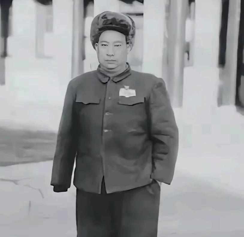 他右臂早没了，1935年在瓦屋塘硬生生锯掉的，没麻药，咬烂一条毛巾。

1937