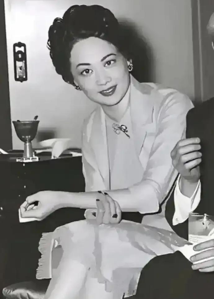 1981年宋庆龄病危，通知发到海外宋家后，其他后人都犹豫观望，唯独寡居多年的胡其