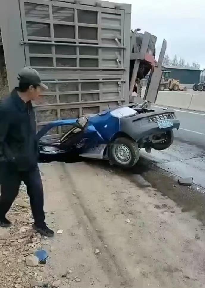 猜车啦！！！被卡车压在底下的是啥车啊？？