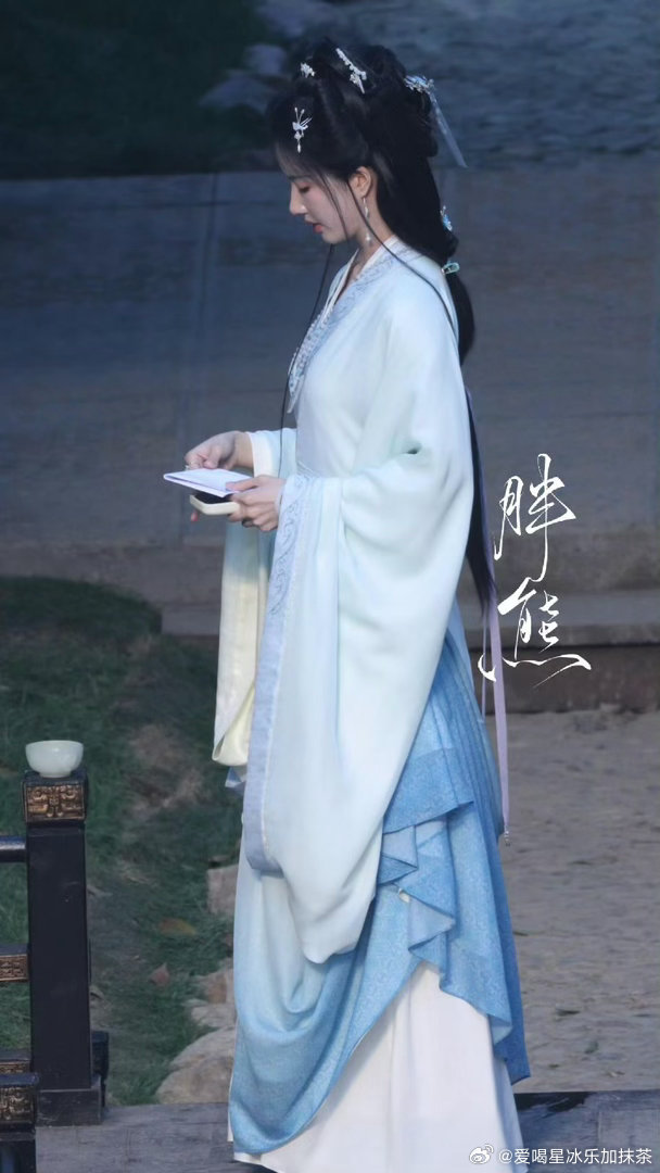 刘些宁 归良辰路透天呐‼️这个刘些宁妆造真的绝了温文而雅好清纯温柔的感觉！古偶的