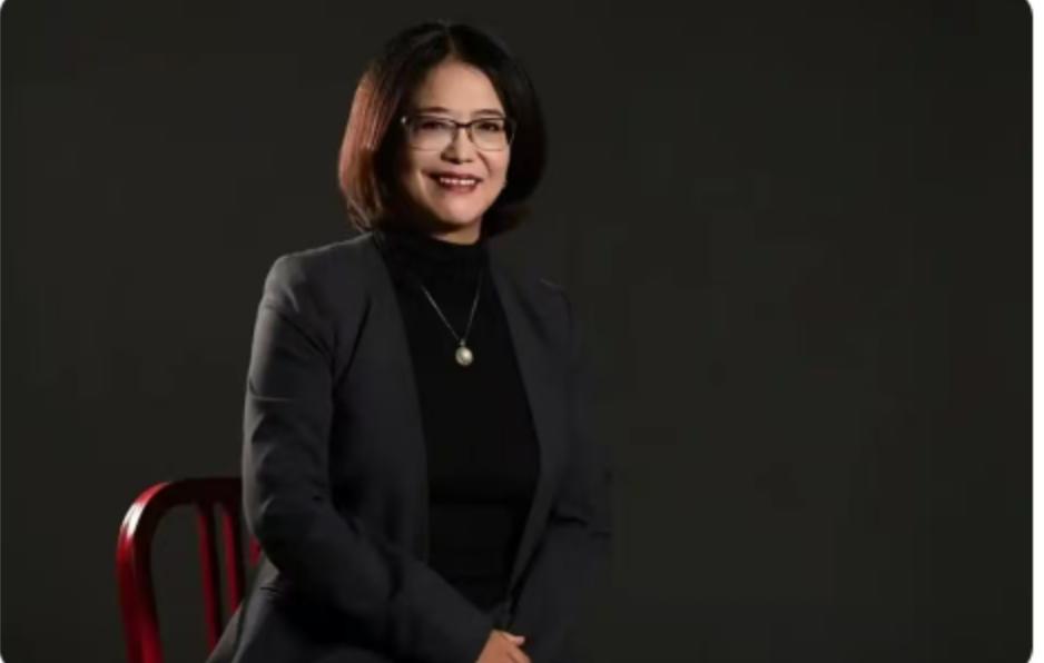 2斤重的钢錾在坚硬的黑胆石上敲击，发出清脆而有节奏的声响。这不是普通的打石声，而