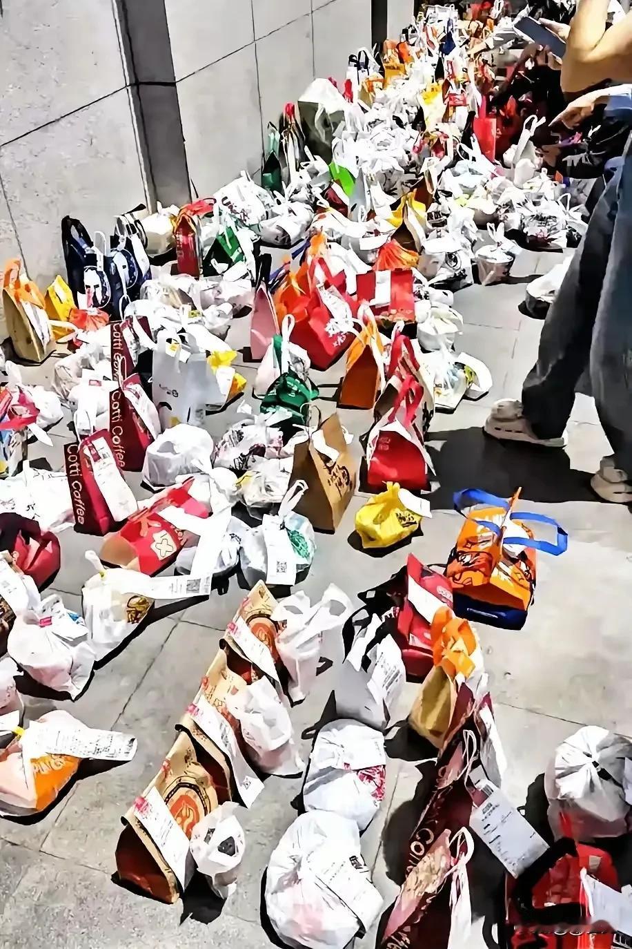 看到这个图片
我第一时间想发给儿子
对于他的每天点外卖，无比的痛恨说他不听

