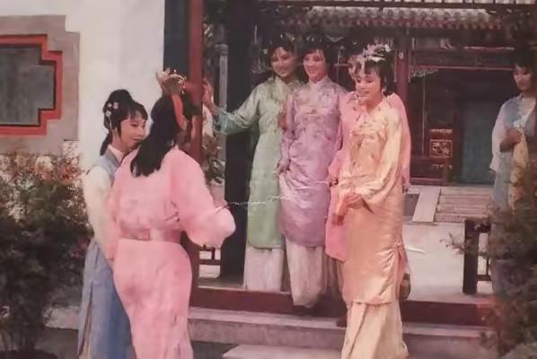 古代夫妻行房事的时候，旁边为什么要有一名丫鬟守着？看着男女主人做这种事情，丫鬟就