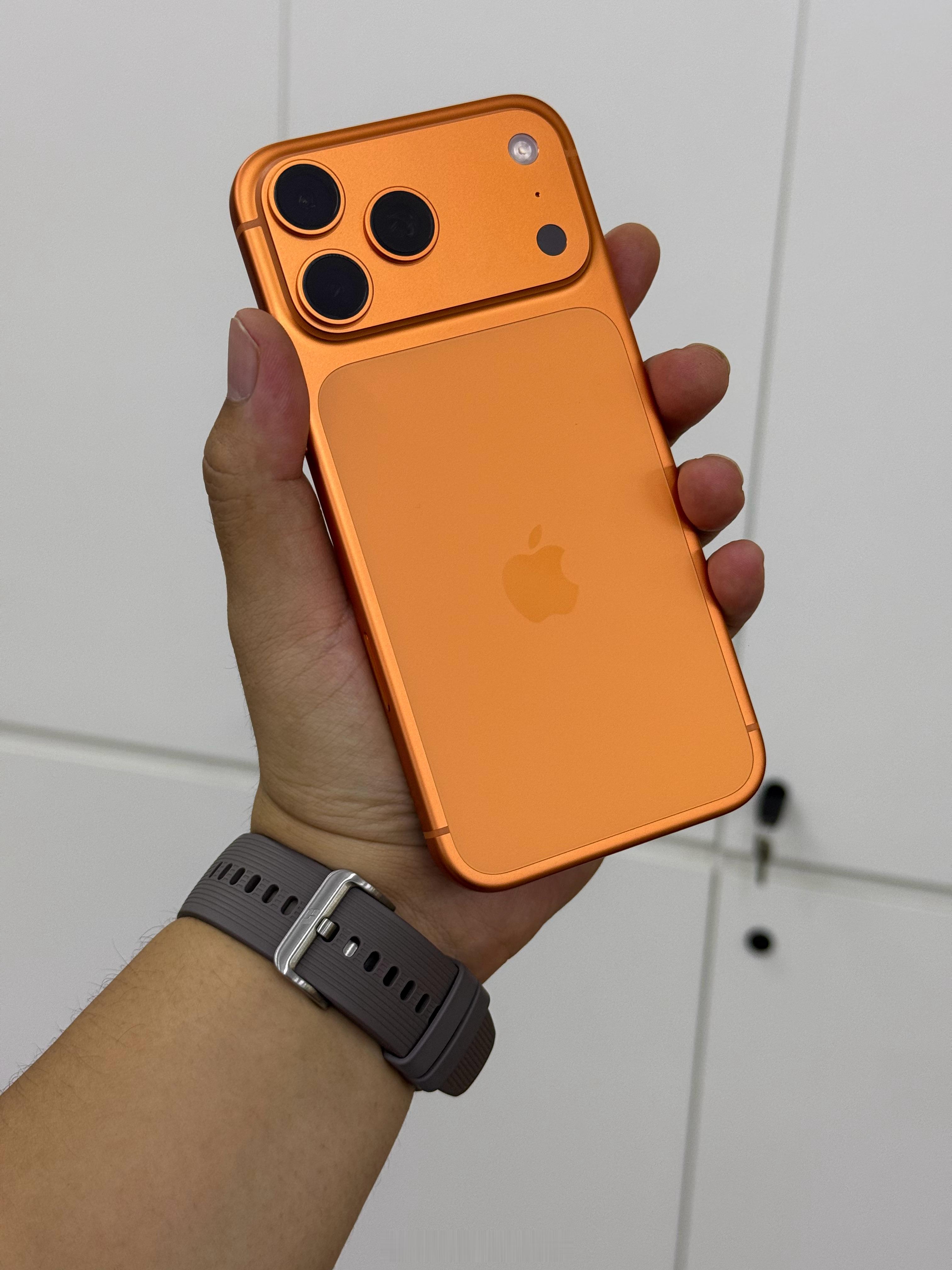 iPhone17评测 橙色，确实是一眼就能让人知道你买了新 iPhone 的选项