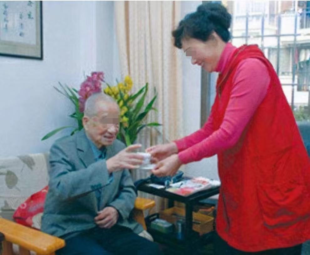 江苏徐州,老人瞒着4个儿子，娶了小26岁的保姆为妻。谁料，老人去世后，儿子们不承
