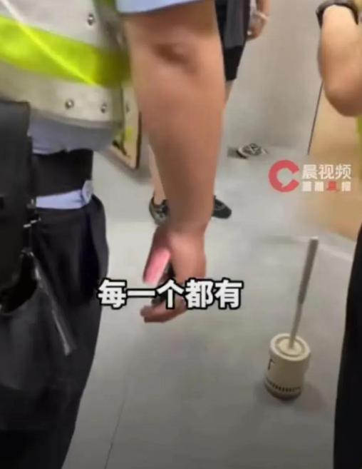 "一束闪光灯，照出女厕里的龌龊！"四川成都，26岁男子廖某对女性隐私上瘾，竟拉来