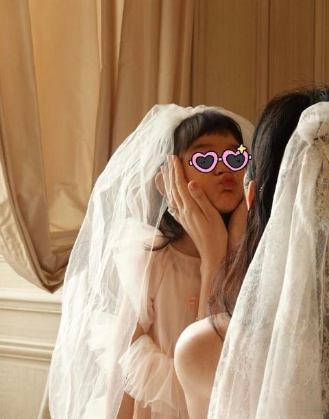 奚梦瑶婚礼抱儿女合照 奚梦瑶晒婚礼与儿女合照，抱着俩孩子合影，幸福温馨！