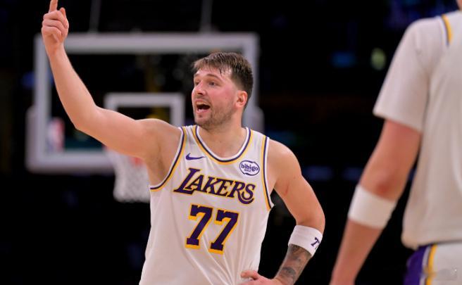 1月5日讯 NBA常规赛，湖人在主场120-114击败灰熊。此役，东契奇带伤（肘