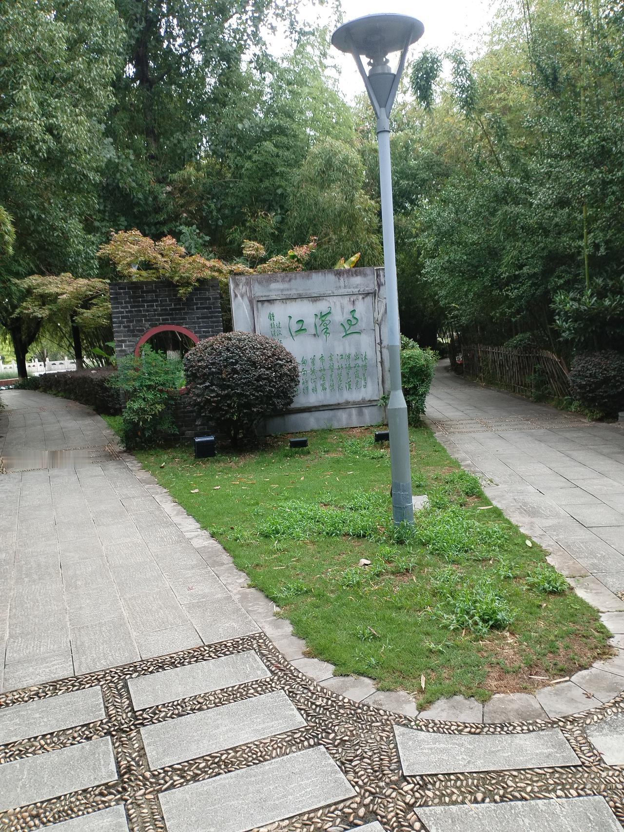 刻在烟火里的名字，才是人民心中的伟人

在人民的评判标准里，伟人从来不是写在史书