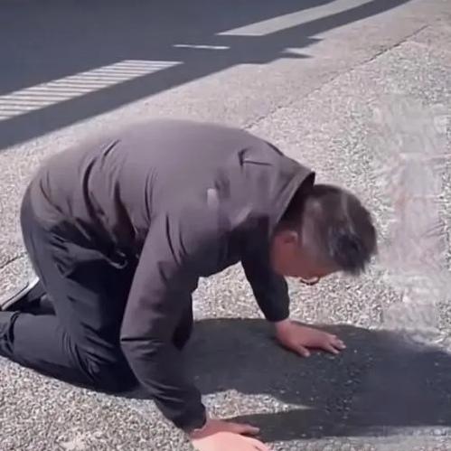 你能想象吗？在江苏徐州，一位46岁的80后男子，竟跪在儿时老宅前，那场景让人满心