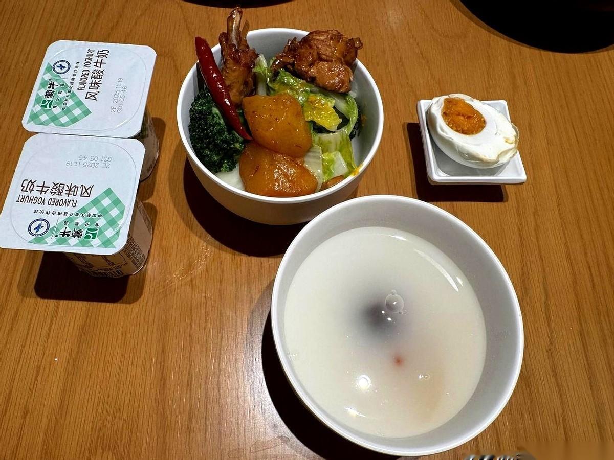 我真的一愣，今儿天津这妖风居然没下死手。
6点多，1度，按理说应该是那种一出门就