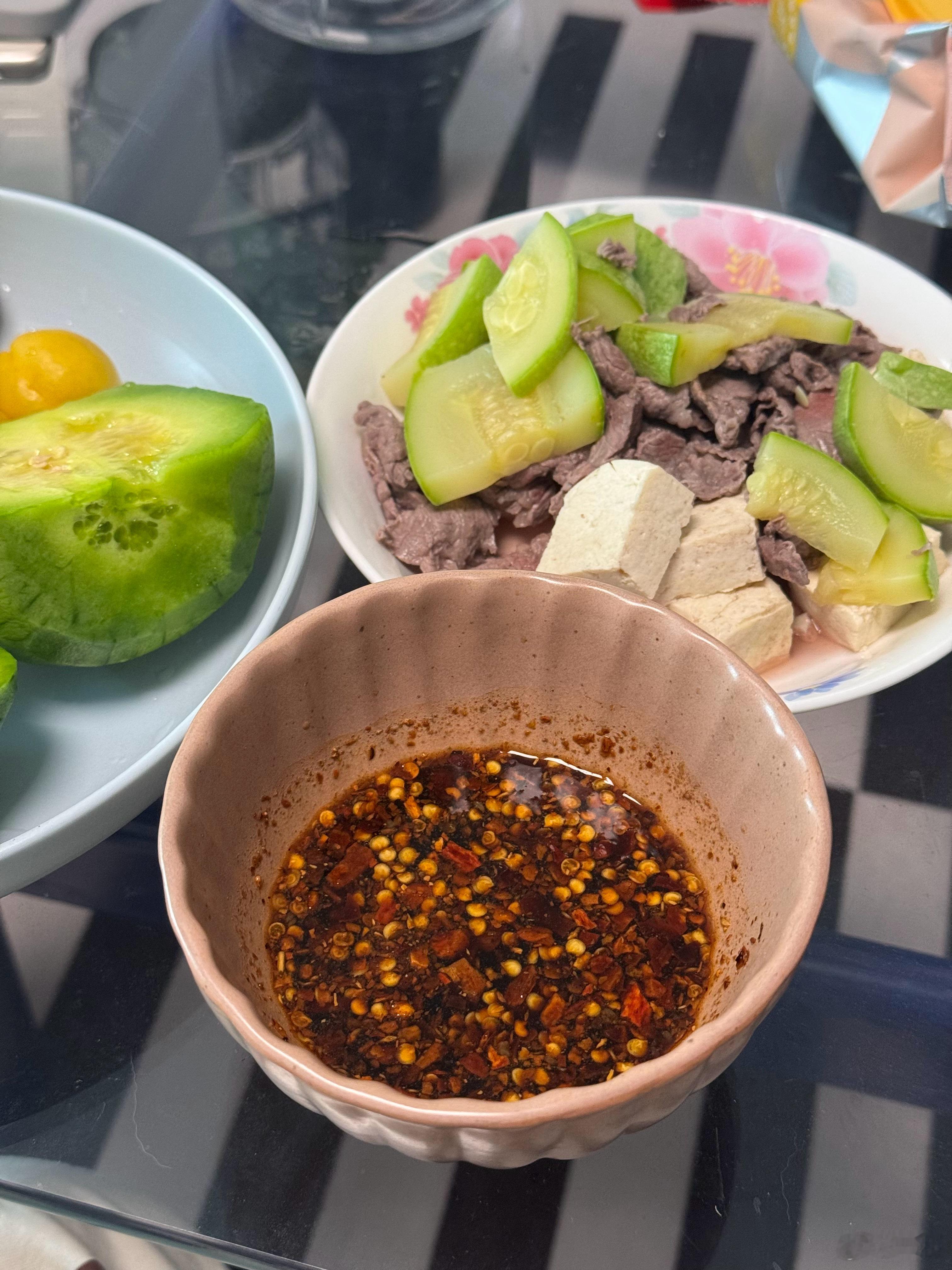 去找他朋友过周末了，我在家自己煮了贵州蘸水，好吃好吃，难得的安静时光，真好
