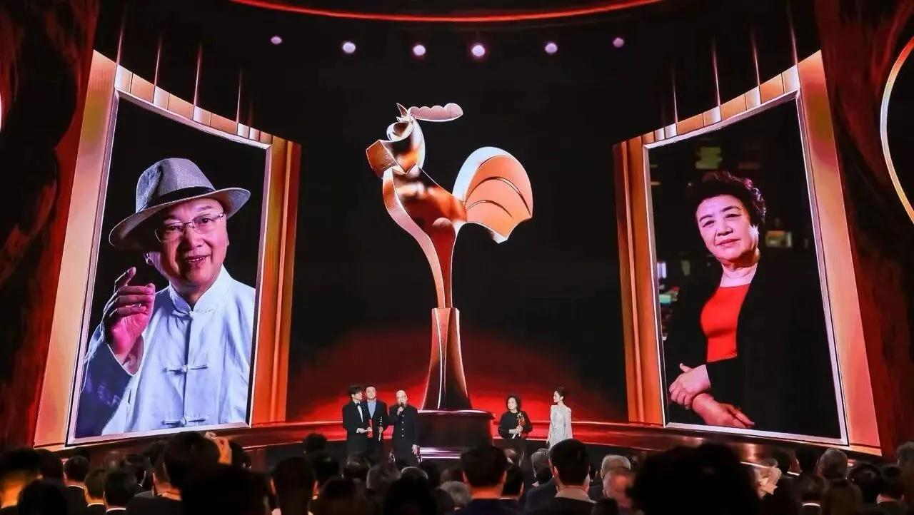 11月20日，《人民日报》第20版刊发了中国文联终身成就奖（电影）获得者、一级导