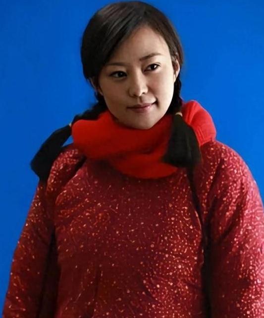 1971年，北京知青邵东平娶了地主家女儿。在新婚之夜，妻子问他：“东平哥，我家出