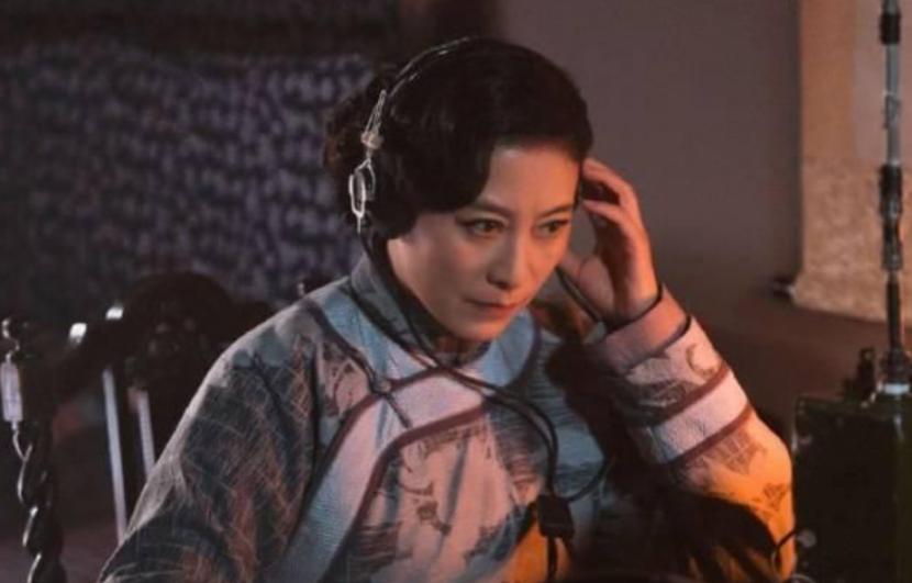 1943年，秘密通讯员的唐美艳，在传递信息时突然遭遇特务突袭，让她措手不及。
