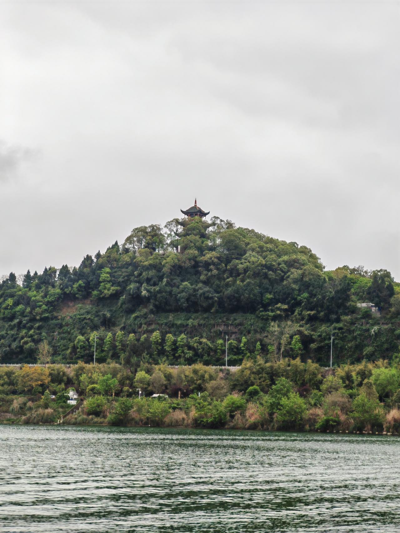 四川阆中嘉陵江畔刚拍的美图，这里是别人的家乡，我却陪同来此一游了。阆中古城还是很