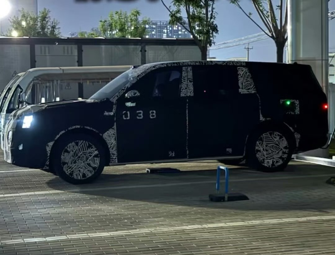 小米YU9谍照来了，车长超5米，定位大型SUV。新车应该会上增程[思考] ​​​