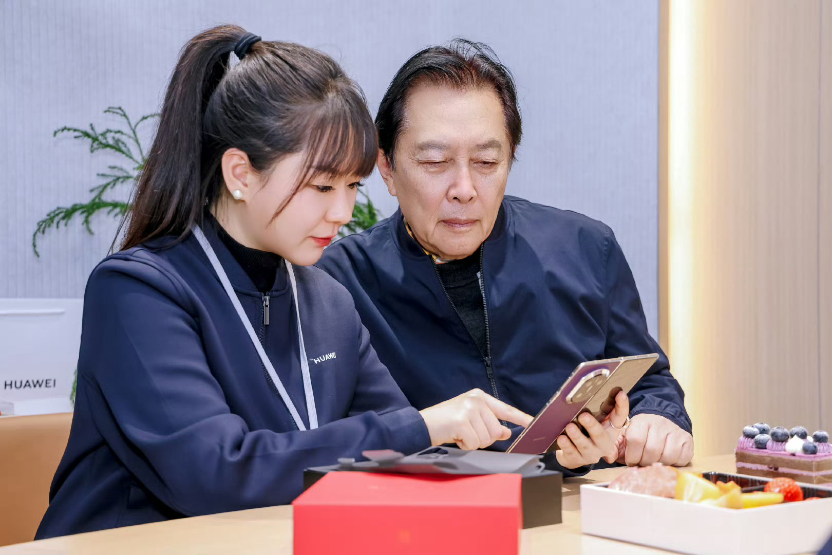 全国各地华为门店成偶遇明星现场 谁懂啊！现在出门逛街都可能收获意外之喜，各地都有