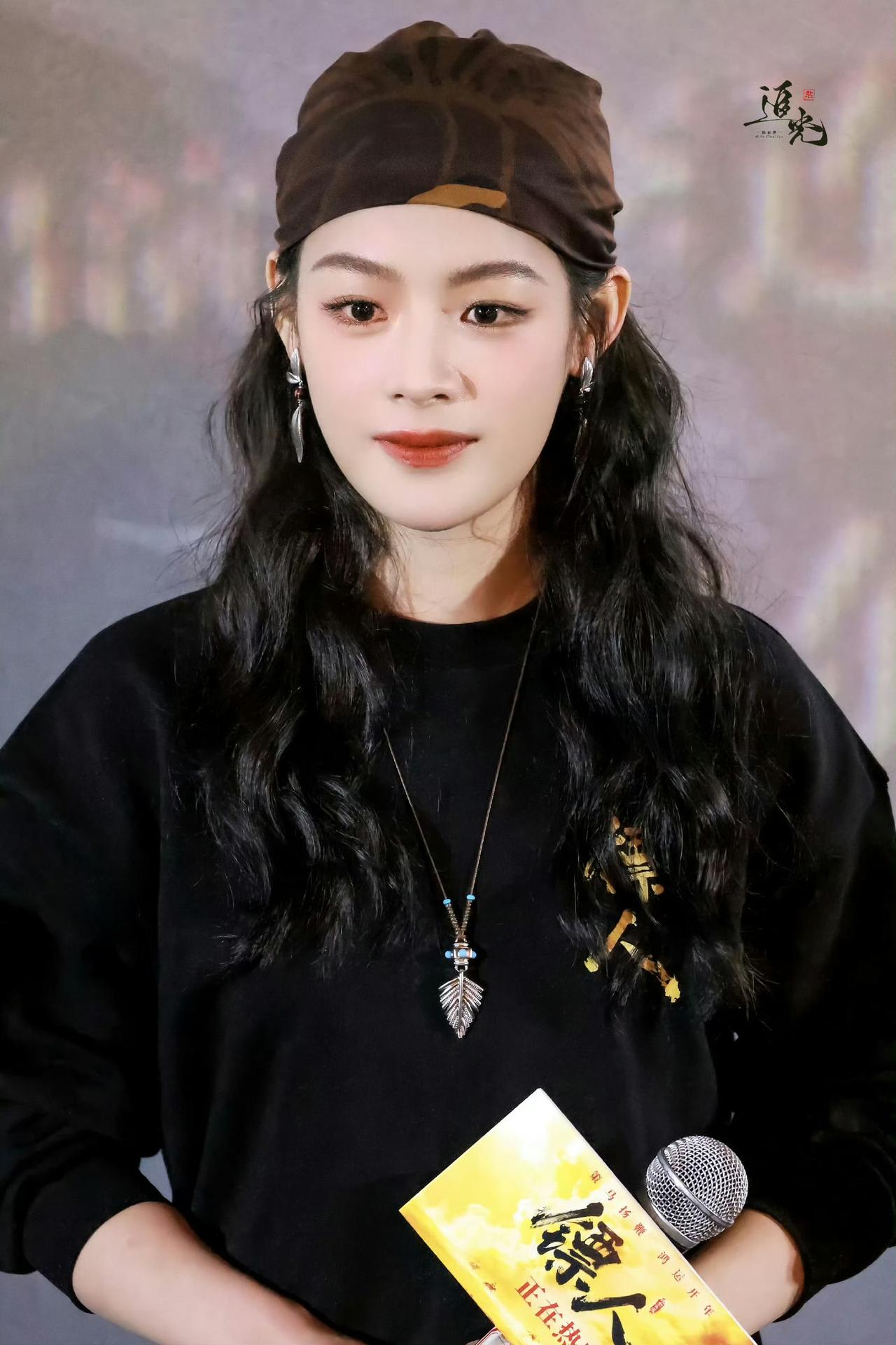 陈丽君《镖人》路演造型封神！包头巾+卫衣，直接把阿育娅从漫画里穿出来了
 
陈丽