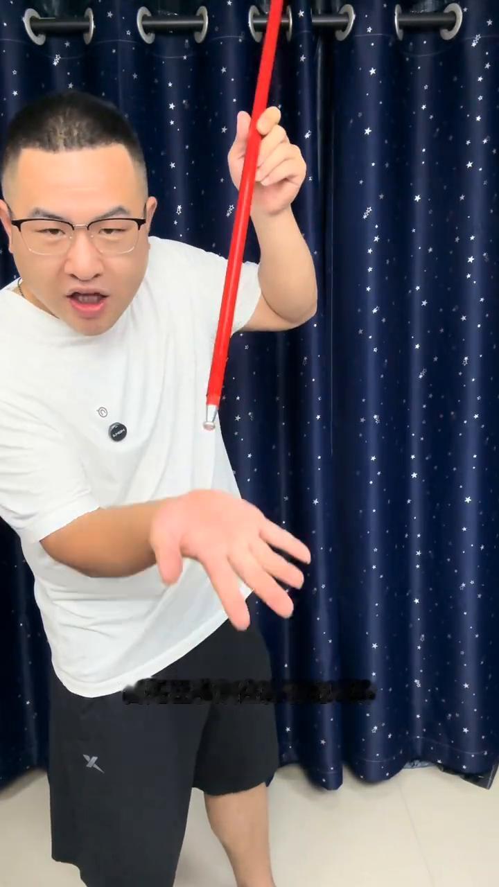 教你丝巾变棍子，今天终于破解了。
这个丝巾变棍子终于破解了。舞台上美女用一条丝巾