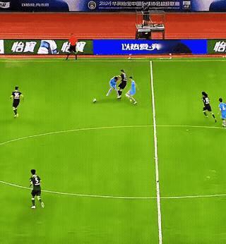 21岁的新疆球员拜合拉木在中超比赛中打进的这粒千里走单骑确实精彩，也很涨士气，不