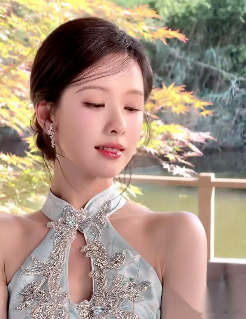 陈都灵人不火 剧也火不起来 其实就一个原因，就是她的眼睛总是 睡不醒的状态，没有