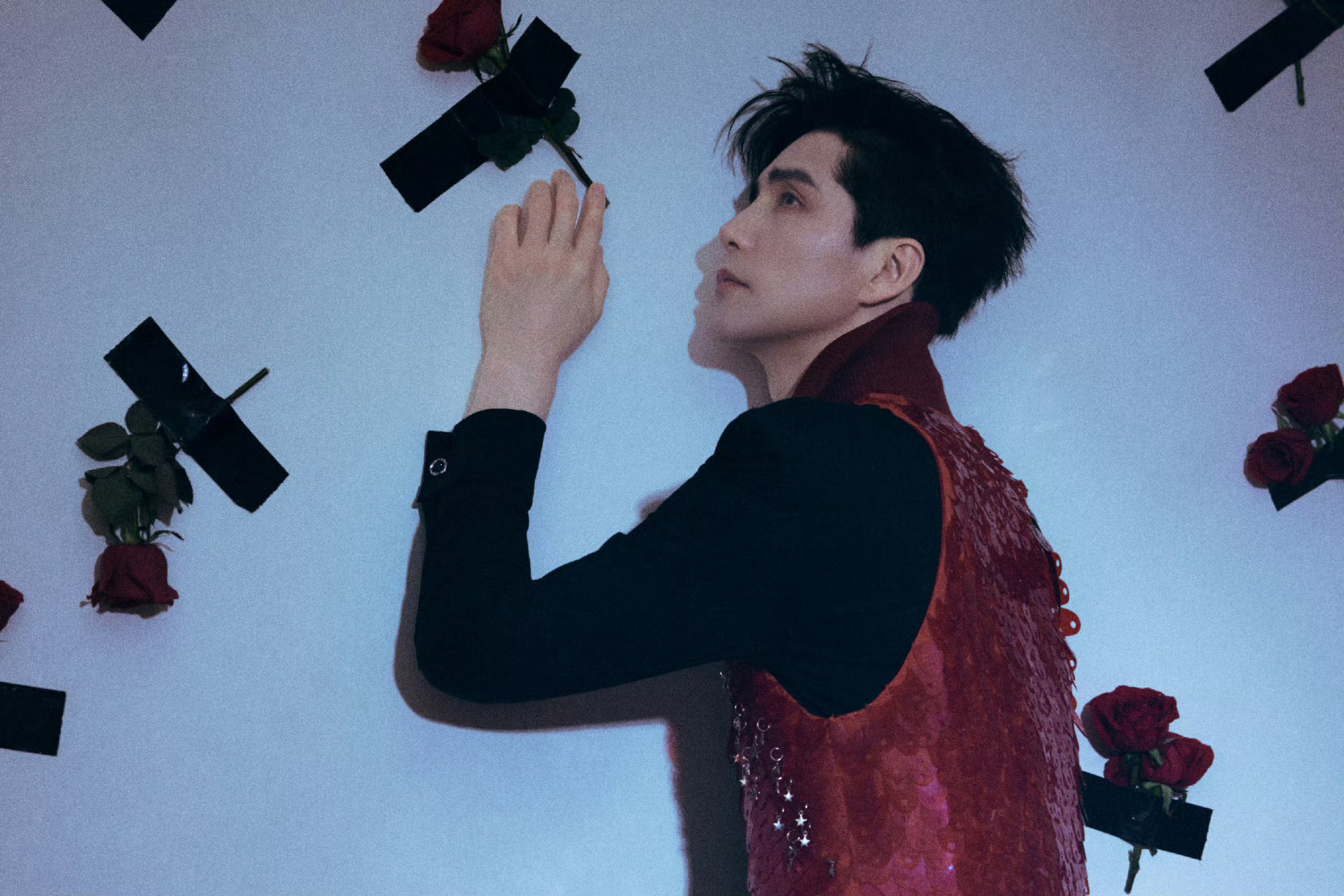 阿云嘎的衬衫多余了站在舞台上简直就是行走的荷尔蒙～一举一动都透着高级感 