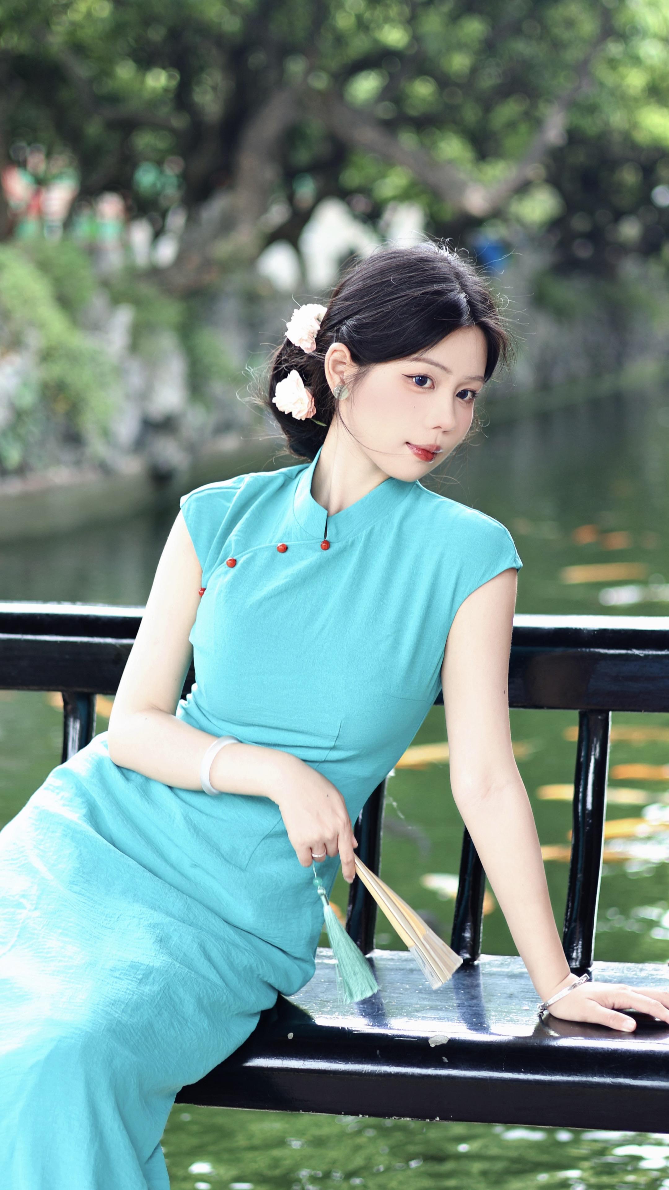 人间琴悠扬 姑娘把谁记心上。