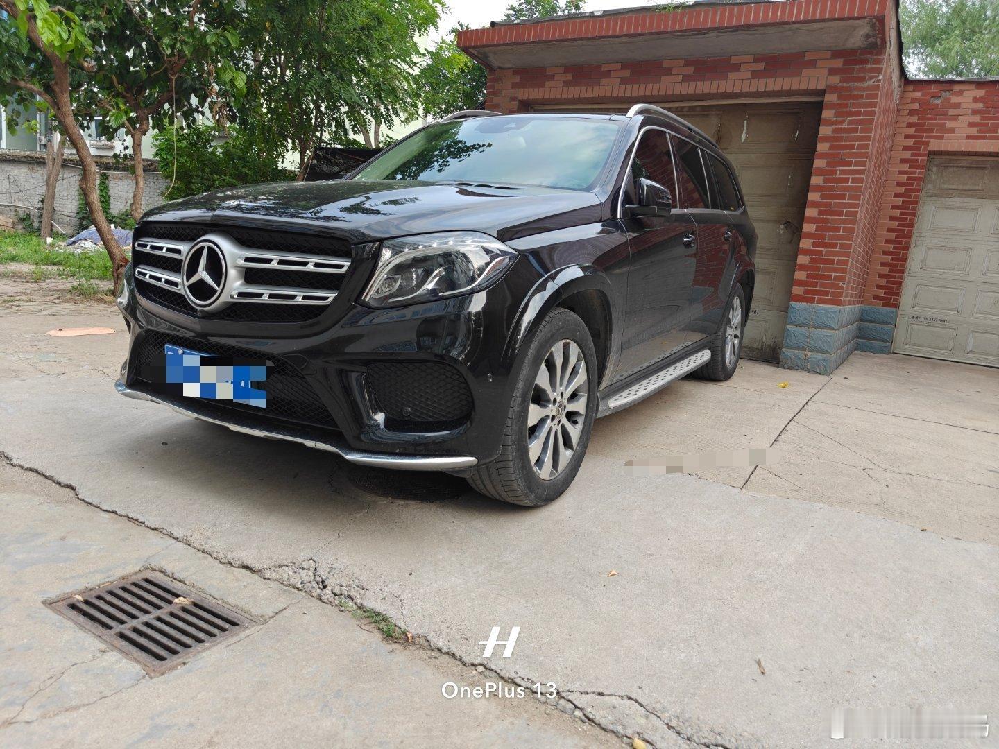小区停放两辆 suv，一辆 gls400，一辆理想 l7，两位车主都是以家庭用车