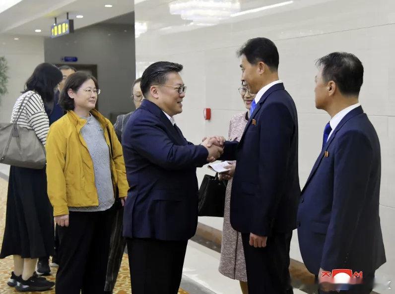 中国上海艺术团于 10月7日抵达平壤。图一至图四7日晚，朝鲜文化省在羊角岛饭店举