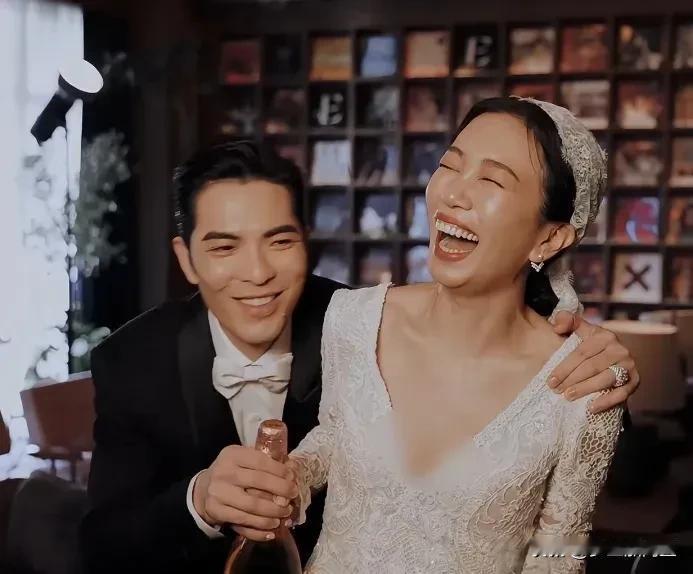 萧敬腾与林有慧的婚礼即将来临，婚纱照中，林有慧的笑容洋溢着幸福和甜蜜。两人因工作