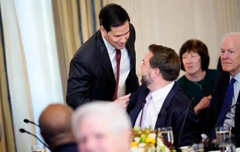 白宫最近这出夺嫡之争可是相当精彩。前几天，白宫新闻秘书因为休产假暂时离岗。按理说