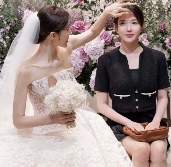 IU造型师结婚时都在工作IU造型师全世界正数第一爱工作之人 IU参加造型师的婚礼