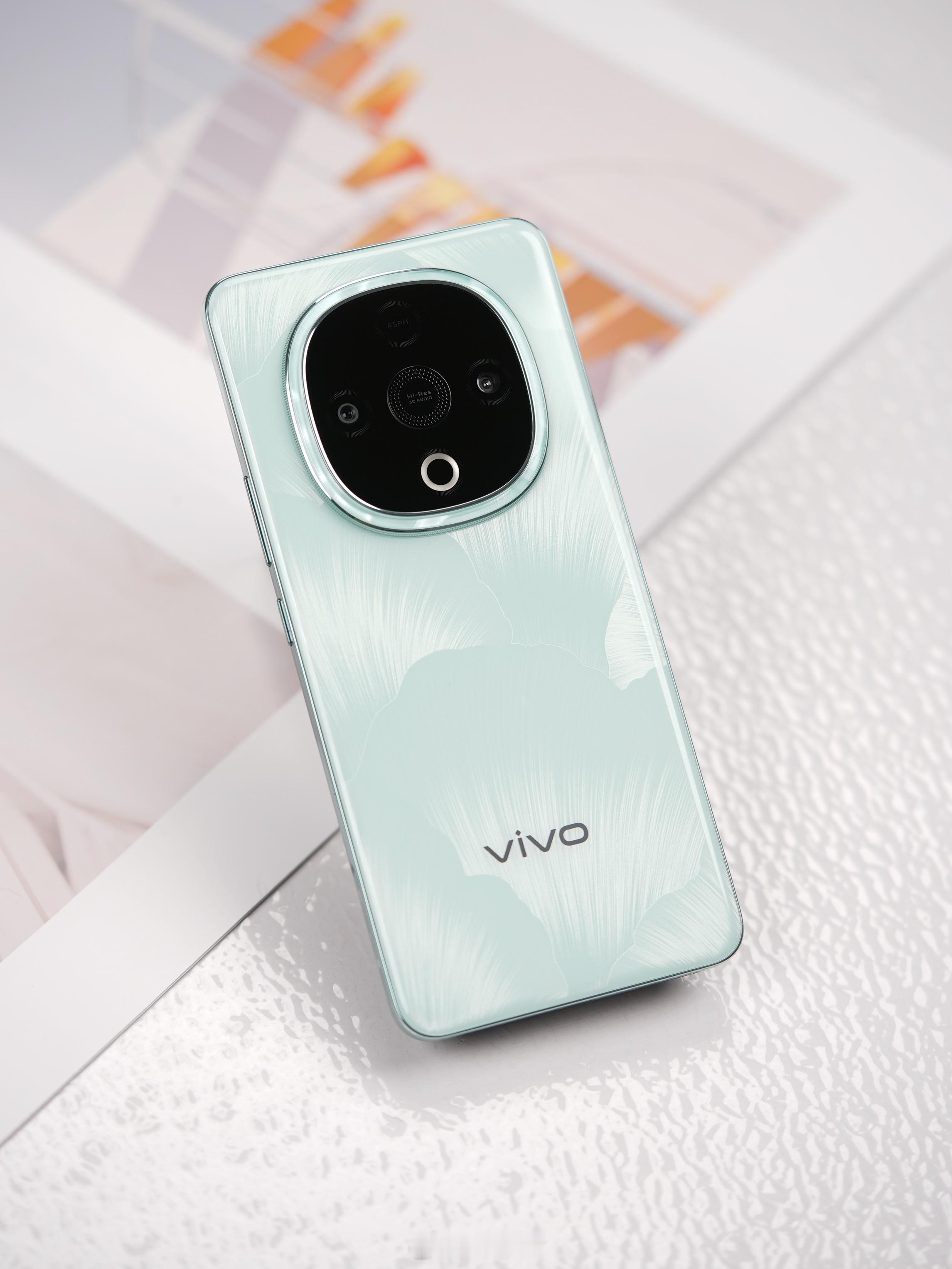 vivo Y300 「青松」配色，手感轻薄，厚度仅有7.79mm，并且还有着蓝海