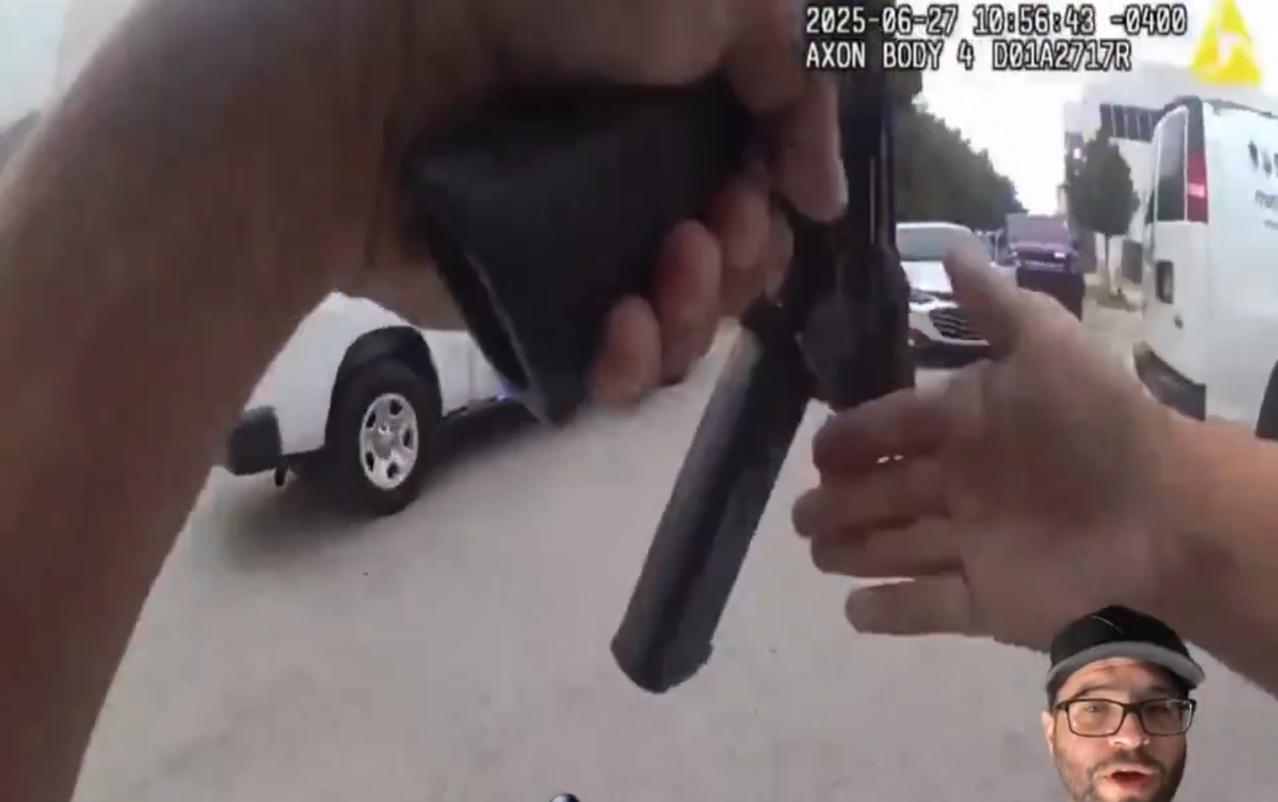佛罗里达州警方开枪击退持枪抢劫嫌犯，解救被捆绑的员工。最新公布的执法记录仪视频显