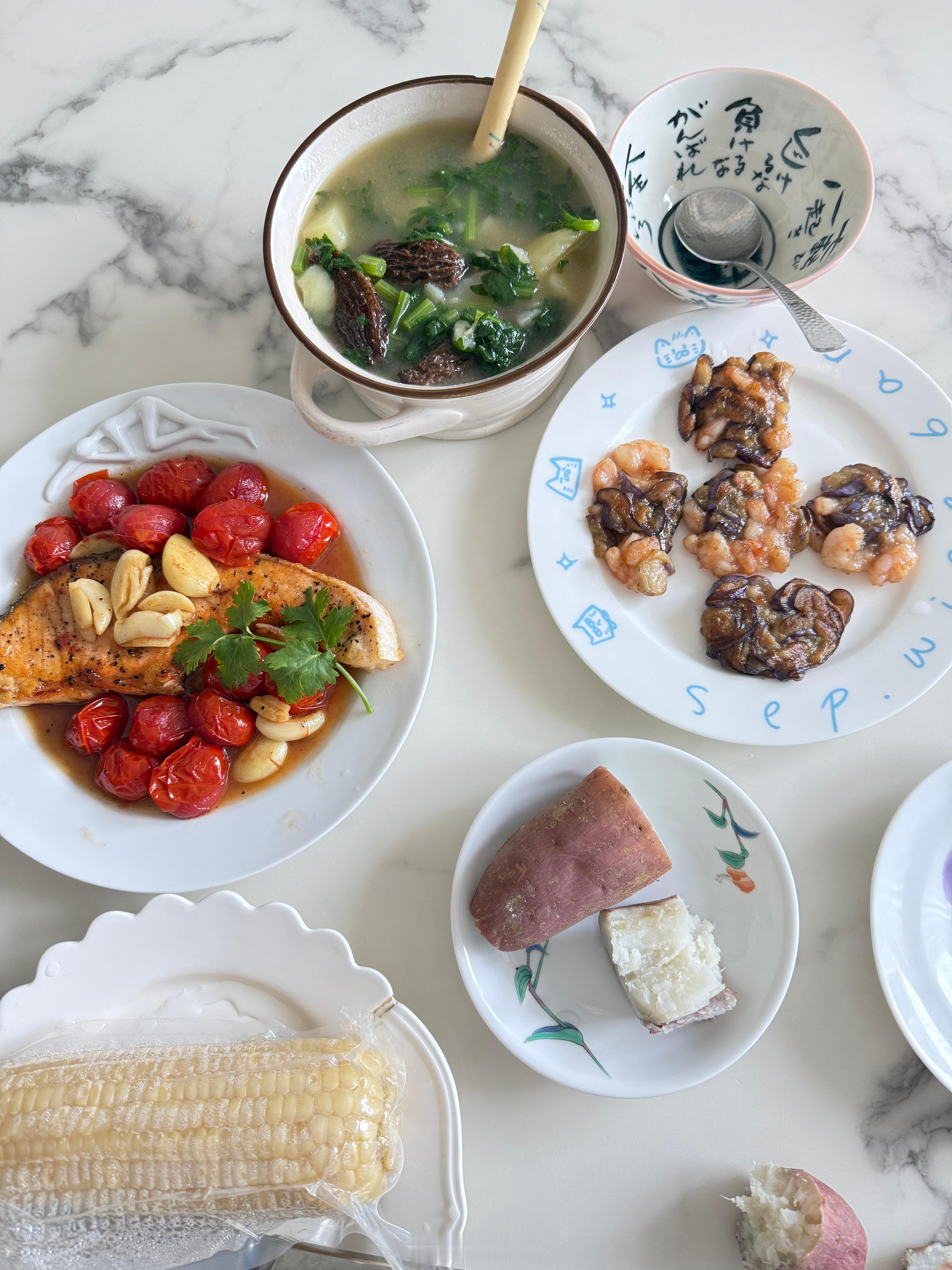 吃饭了中午吃羊肚菌茼蒿土豆汤、小番茄三文鱼、虾滑茄子饼（无淀粉）我的主食是白色地