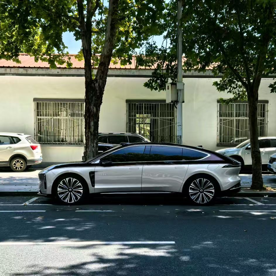 每次看到ET9停在路边的照片，总会觉得这车与市井街道“格格不入”，就不像是这个时