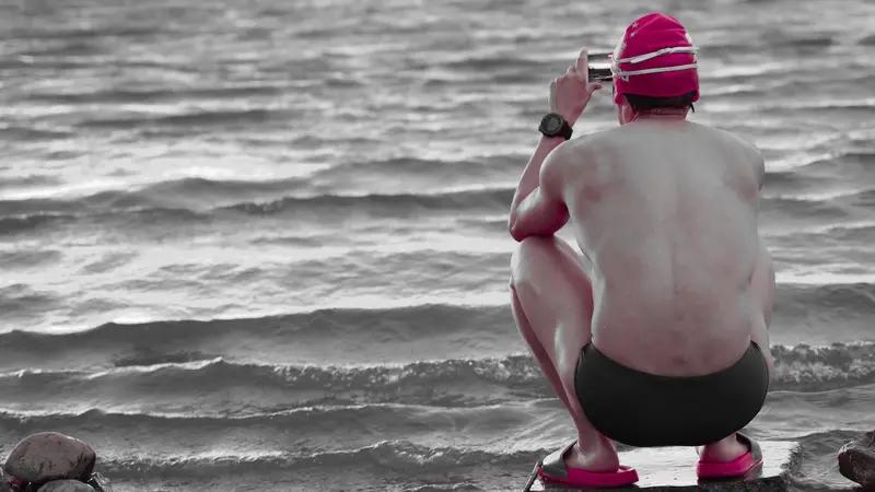 男子谎称过年不回家 父母寄大量年货