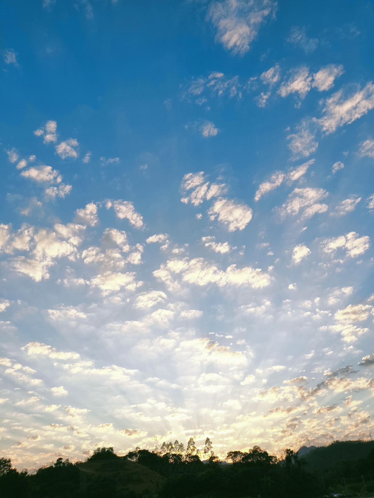 晒图笔记大赛云絮碎在蓝幕里，被光浸成软金。山尖的树顶勾着薄光，风把云丝揉得更轻—