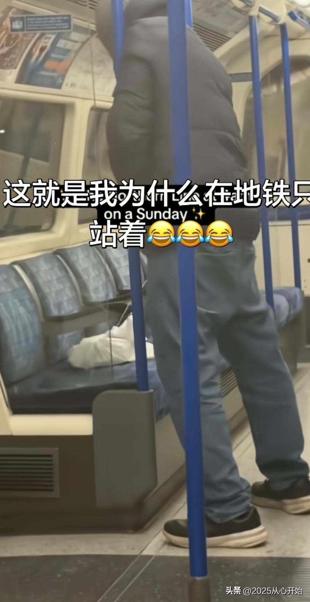 估计海外某国的地铁很少有人坐了。
这是地铁内发生的一幕，一戴着帽子的男子明目张胆