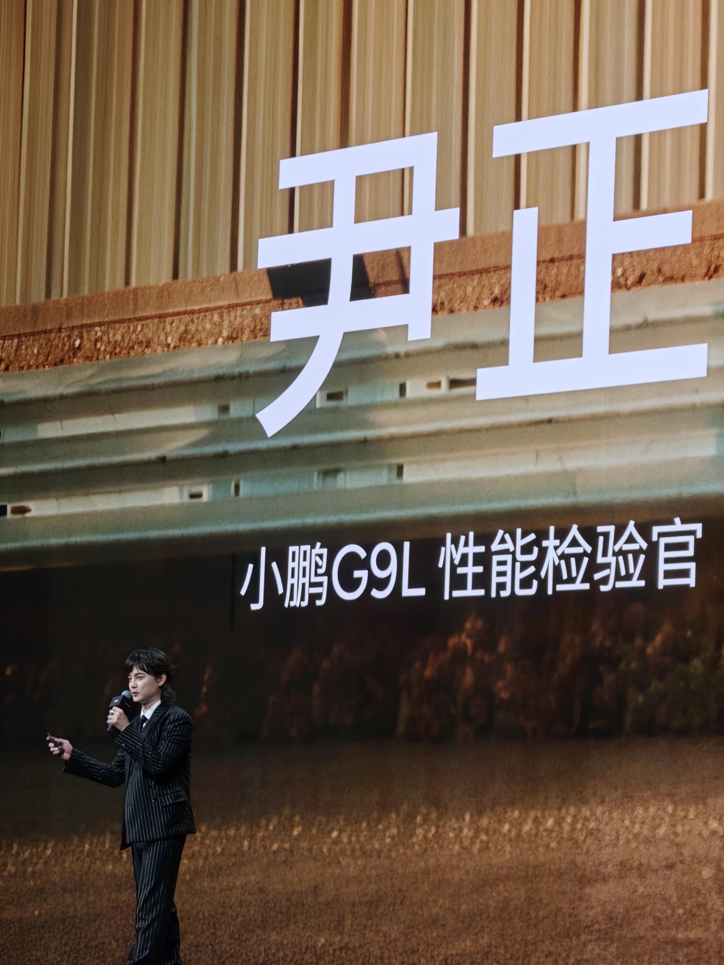 卧槽，尹正怎么又可爱又帅台上发言无敌好，近期在台上分享最从容最真实的明星了，因为