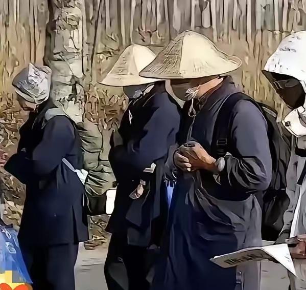 最近这封山封庙的事闹得挺大，我朋友圈里好几个驴友都在抱怨，说这大好的春色，怎么就