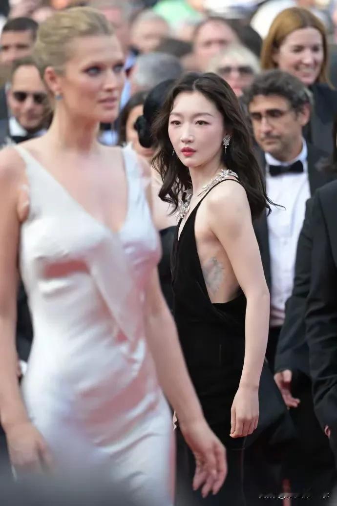 这张图抓拍的很巧妙，周冬雨和国外女星同框，一明一暗，一黑一白，形成鲜明对比。虽然