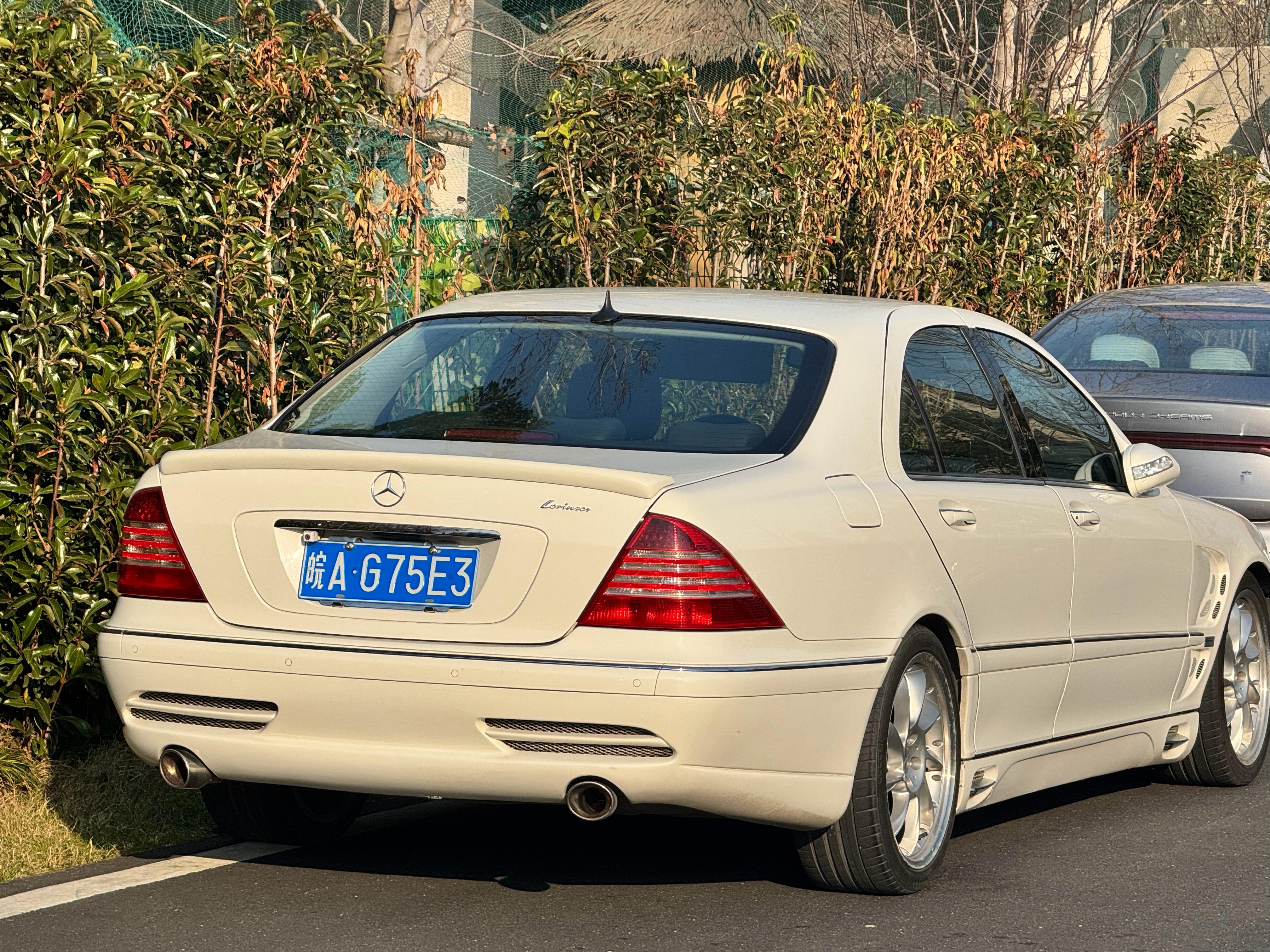 一台帅气的劳伦斯，这车真的稀少到你在网上都找不到相关的信息 不过帅是真的帅，而且