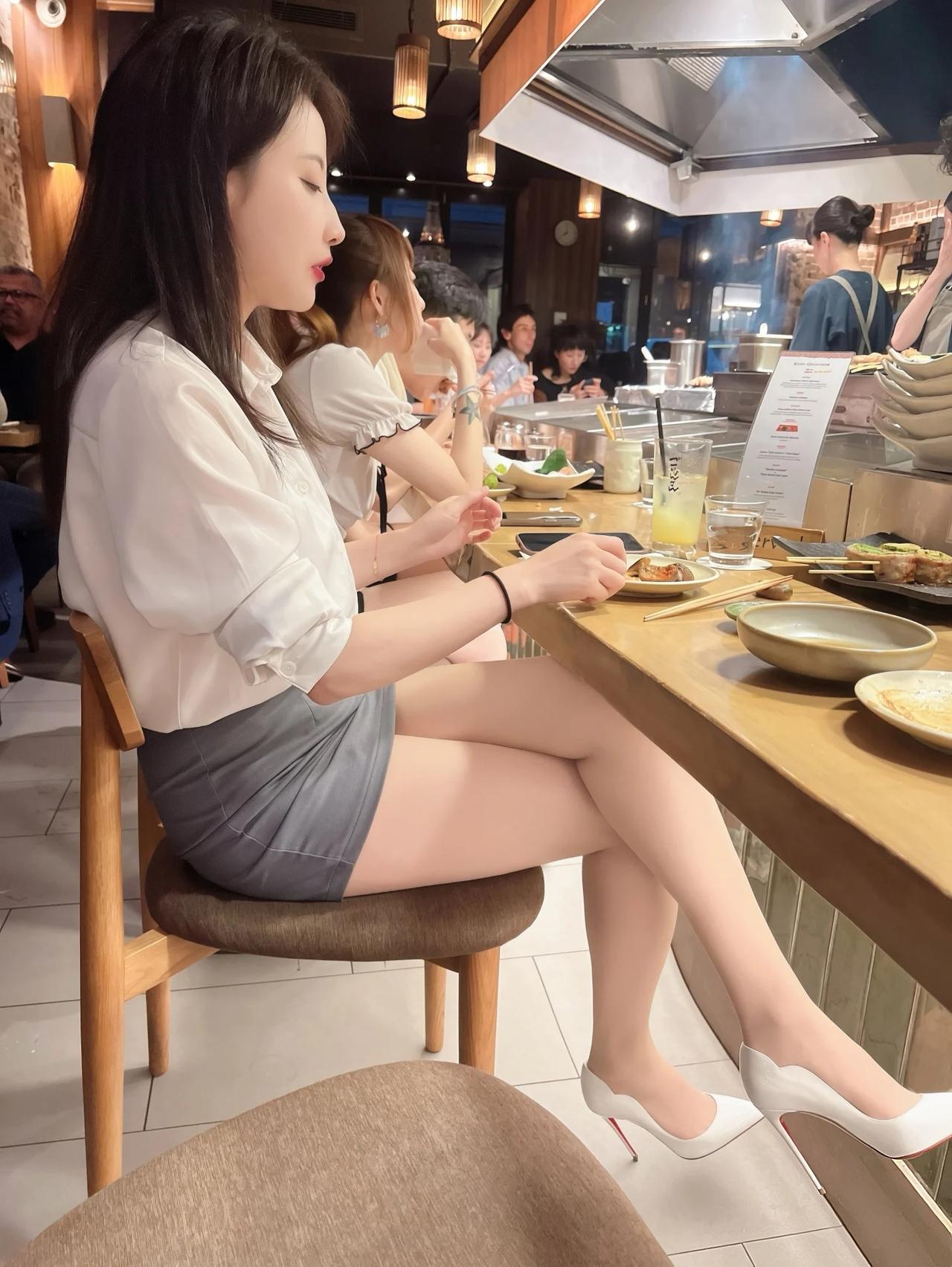 晒图笔记大赛你这身造型简直是时尚界的核爆级存在！白色衬衫在光线下泛着珍珠母贝般的