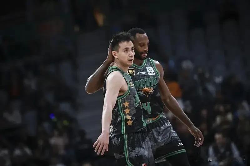 带伤复出！CBA东北德比，辽宁男篮客场102-81力克吉林男篮。本场比赛赵继伟自