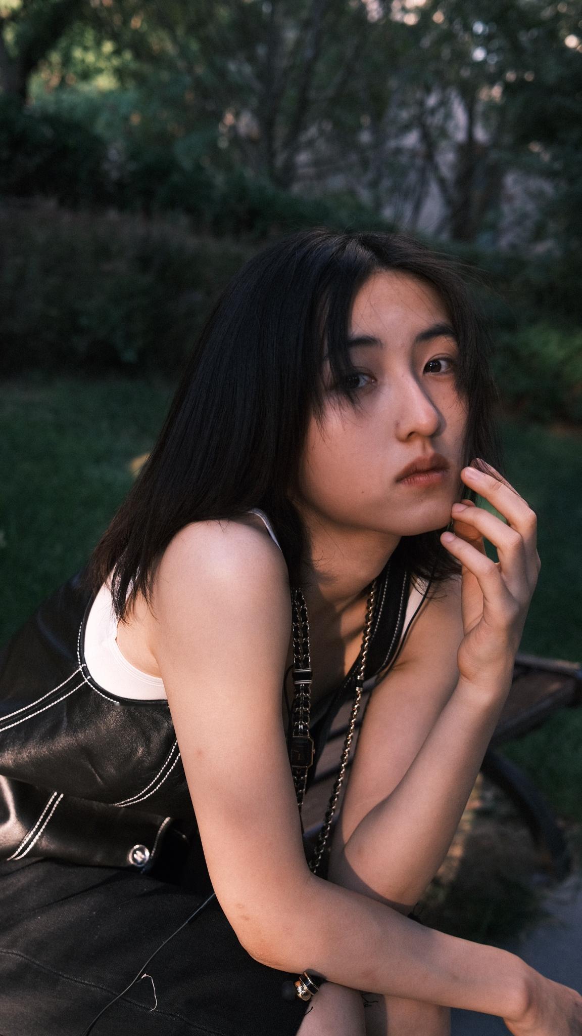 #张子枫森系大片# 张子枫的个人风格越来越鲜明了，几分优雅，几分随性，眼睛里有故