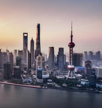 三、毕业真实薪资怎么样？就业去向都去哪了？
很多人关心读政法出来能挣多少钱，这个