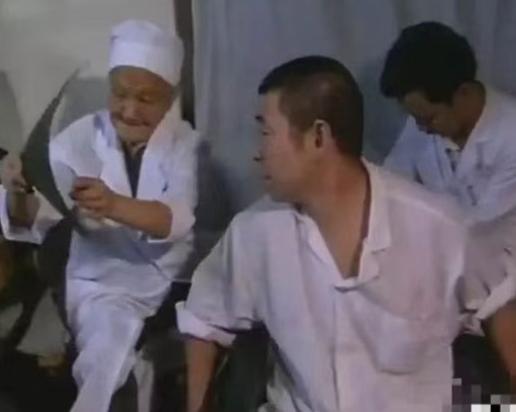 “打针吃药，不如双桥老太太一脚。”1965年某天，邓颖超腰部严重扭伤，躺在床上动