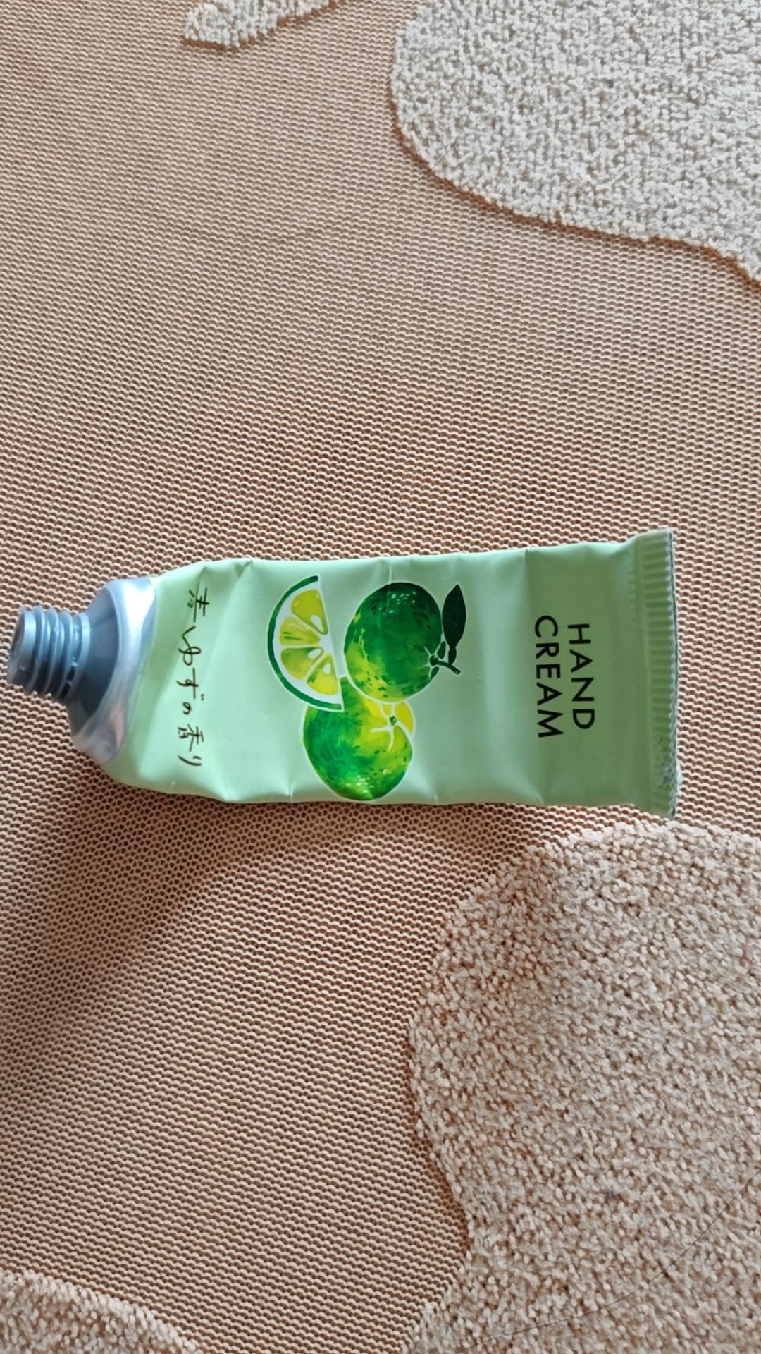 冬日生活打卡季用完了一支护手霜，启用新的一支。这俩都是女儿送我的，感觉好幸福啊。